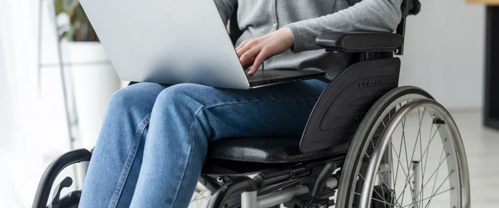 persona con disabilità naviga online